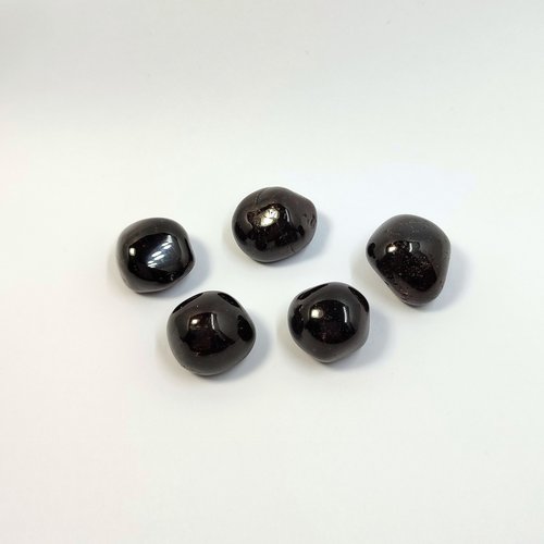 Garnet polished tumblestone.